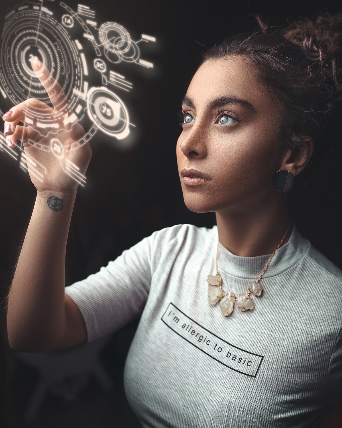 Una donna che manipola un'interfaccia olografica con la punta delle dita