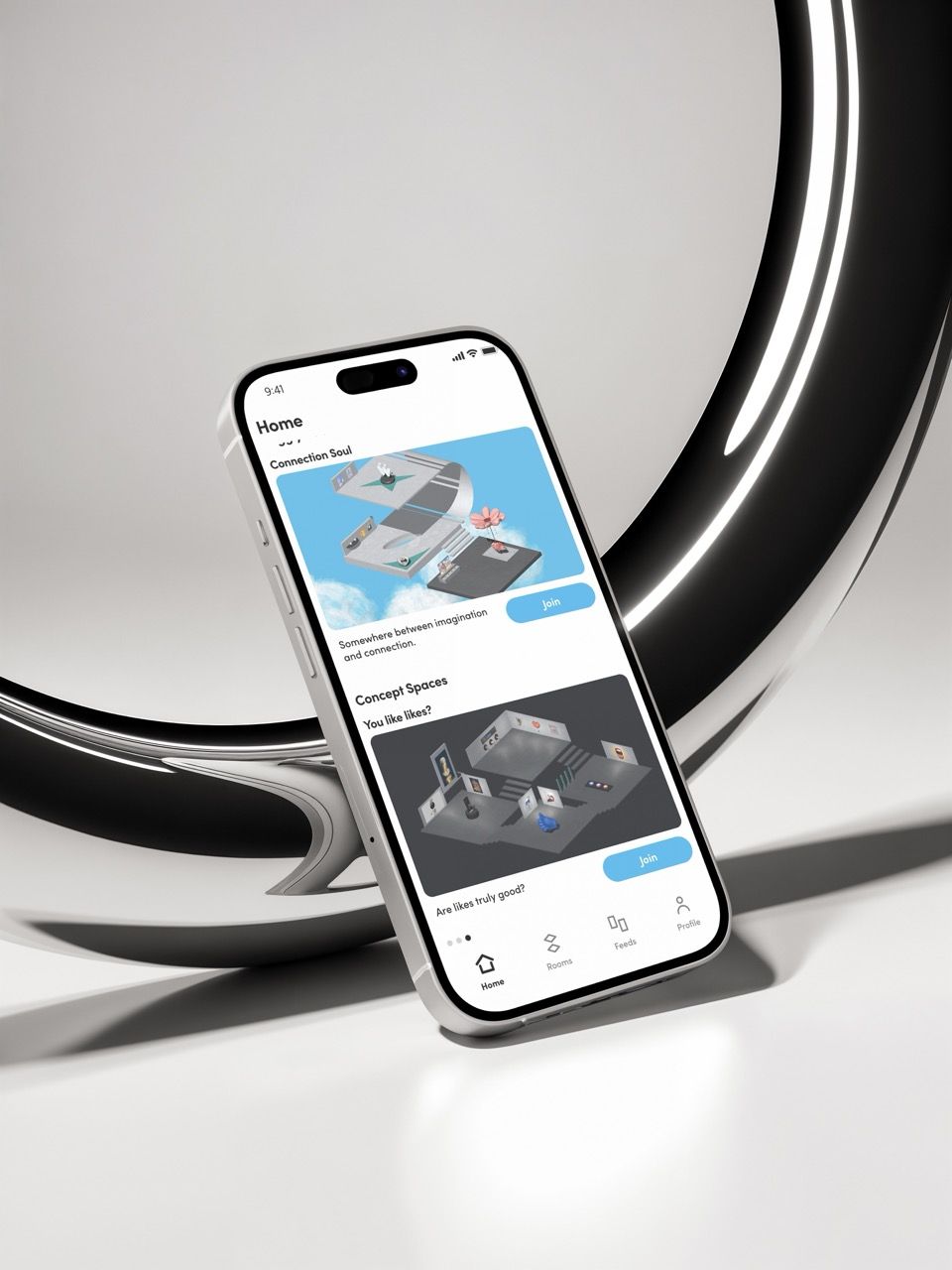 Uno smartphone in piedi davanti a una scultura ad anello argentata, con la schermata iniziale dell'app Wiggly